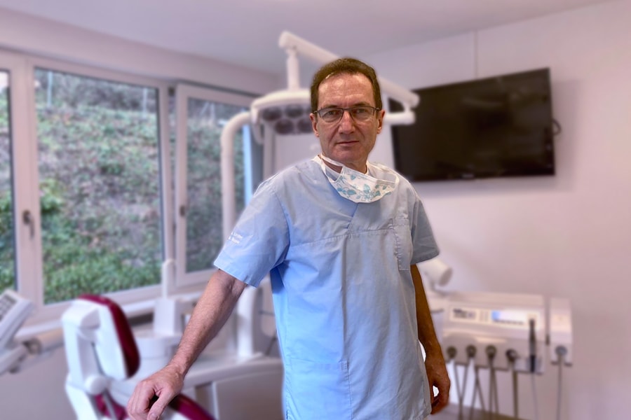 Dr. med. dent. Hans-Joachim Schäfer - Zahnarztpraxis Bad Liebenzell Hans-Joachim Schäfer im Behandlungszimmer